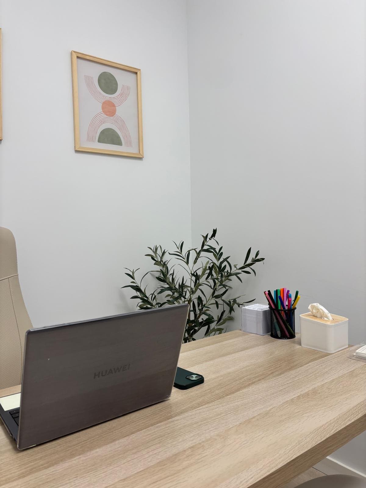 Detalle de la mesa de consulta con lámina y planta